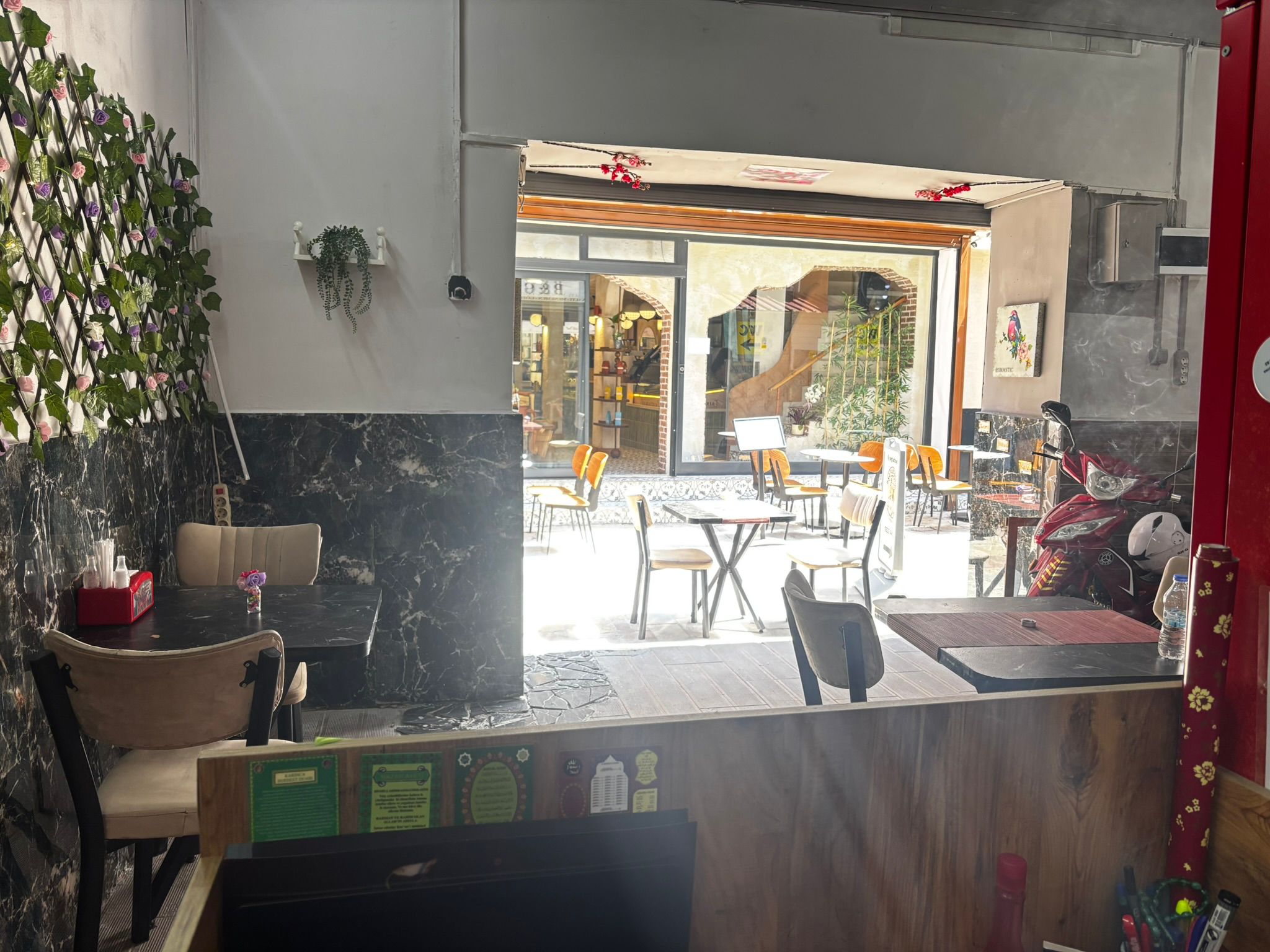 KEMERALTI HİSARÖNÜ KAHVECİLER SOKAĞINDA DEVREN KİRALIK CAFE - Görsel 12