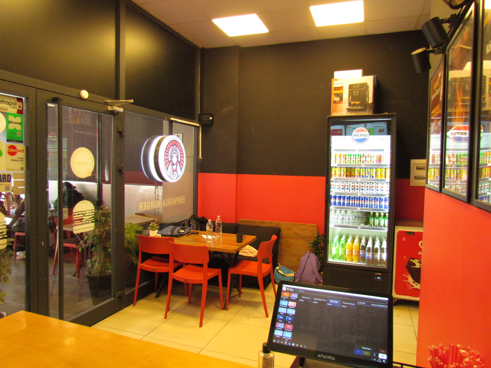 BORNOVA YAŞAR ÜNİ. C KAPI DEVREN BURGER & COFFEE | EUPHORİA - Görsel 10