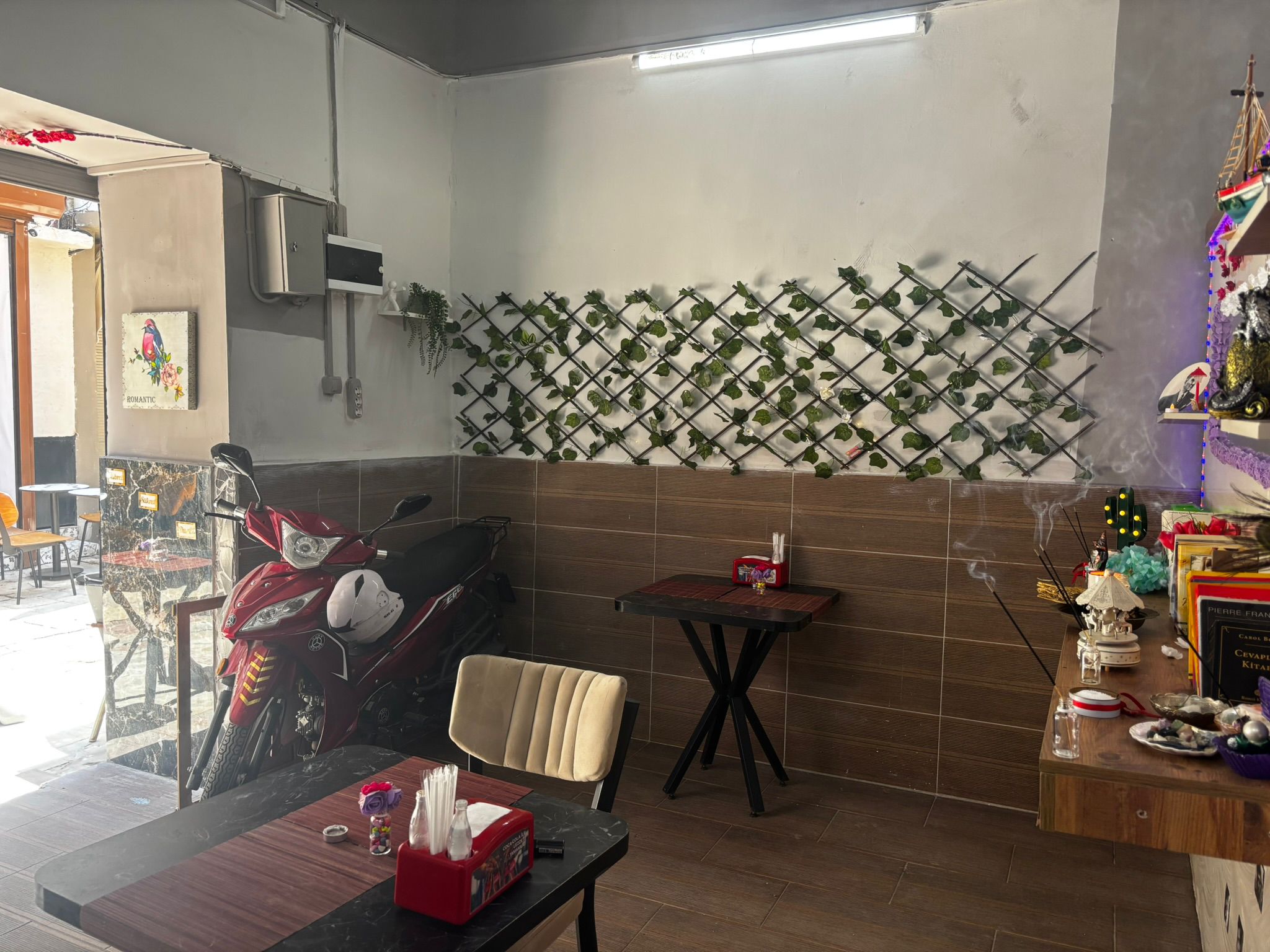 KEMERALTI HİSARÖNÜ KAHVECİLER SOKAĞINDA DEVREN KİRALIK CAFE - Görsel 4
