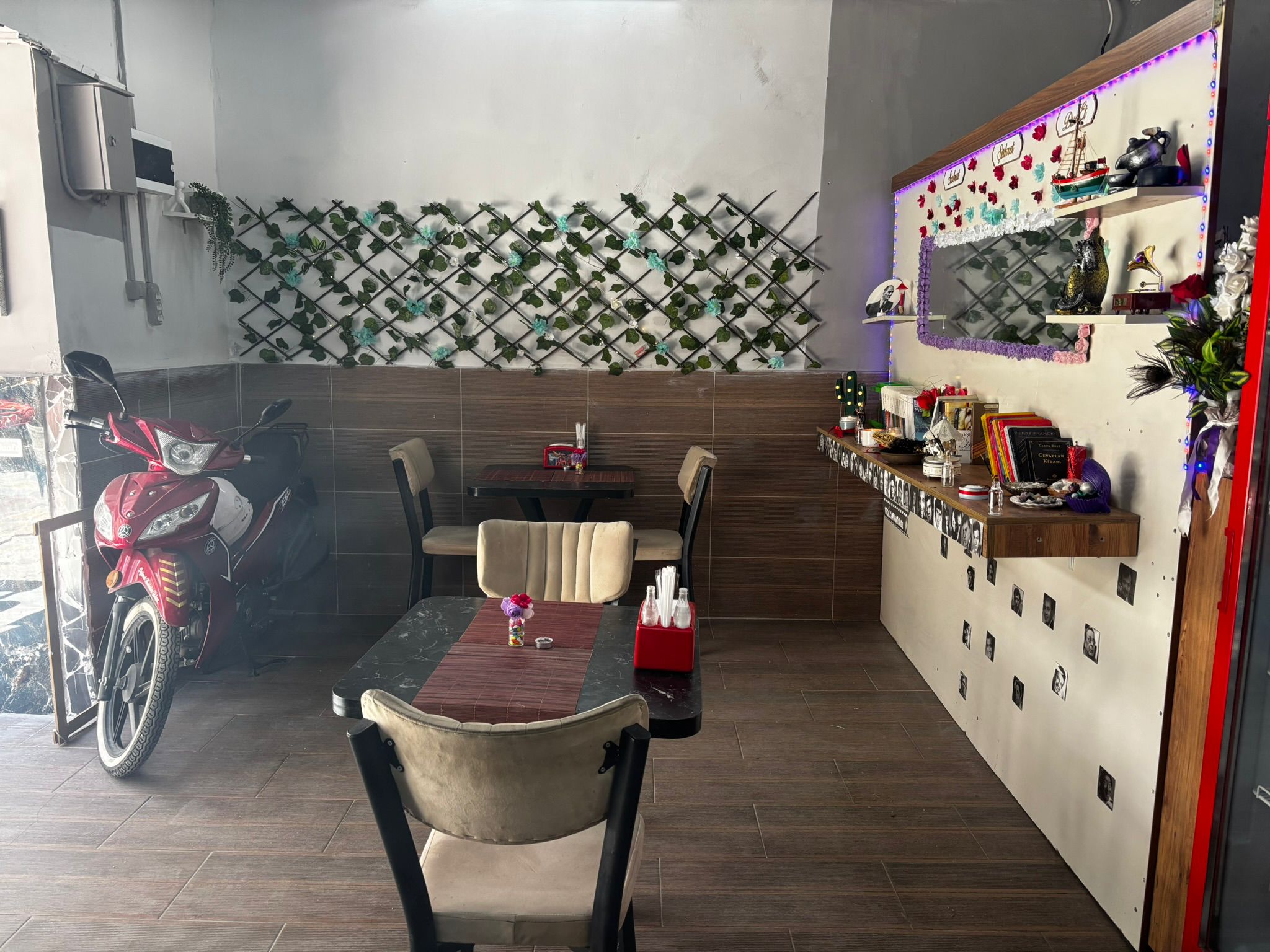 KEMERALTI HİSARÖNÜ KAHVECİLER SOKAĞINDA DEVREN KİRALIK CAFE - Görsel 10