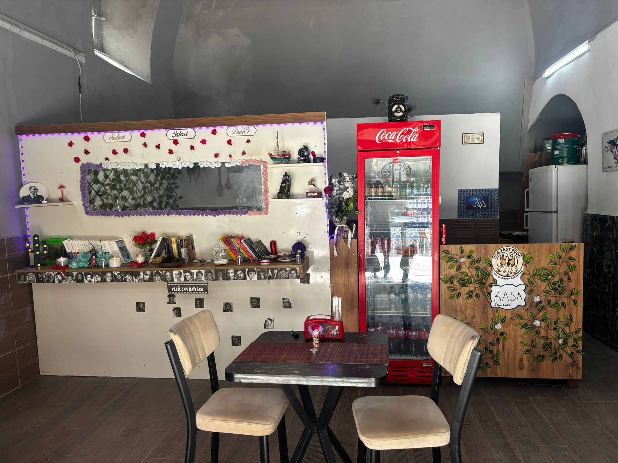 KEMERALTI HİSARÖNÜ KAHVECİLER SOKAĞINDA DEVREN KİRALIK CAFE - Görsel 9