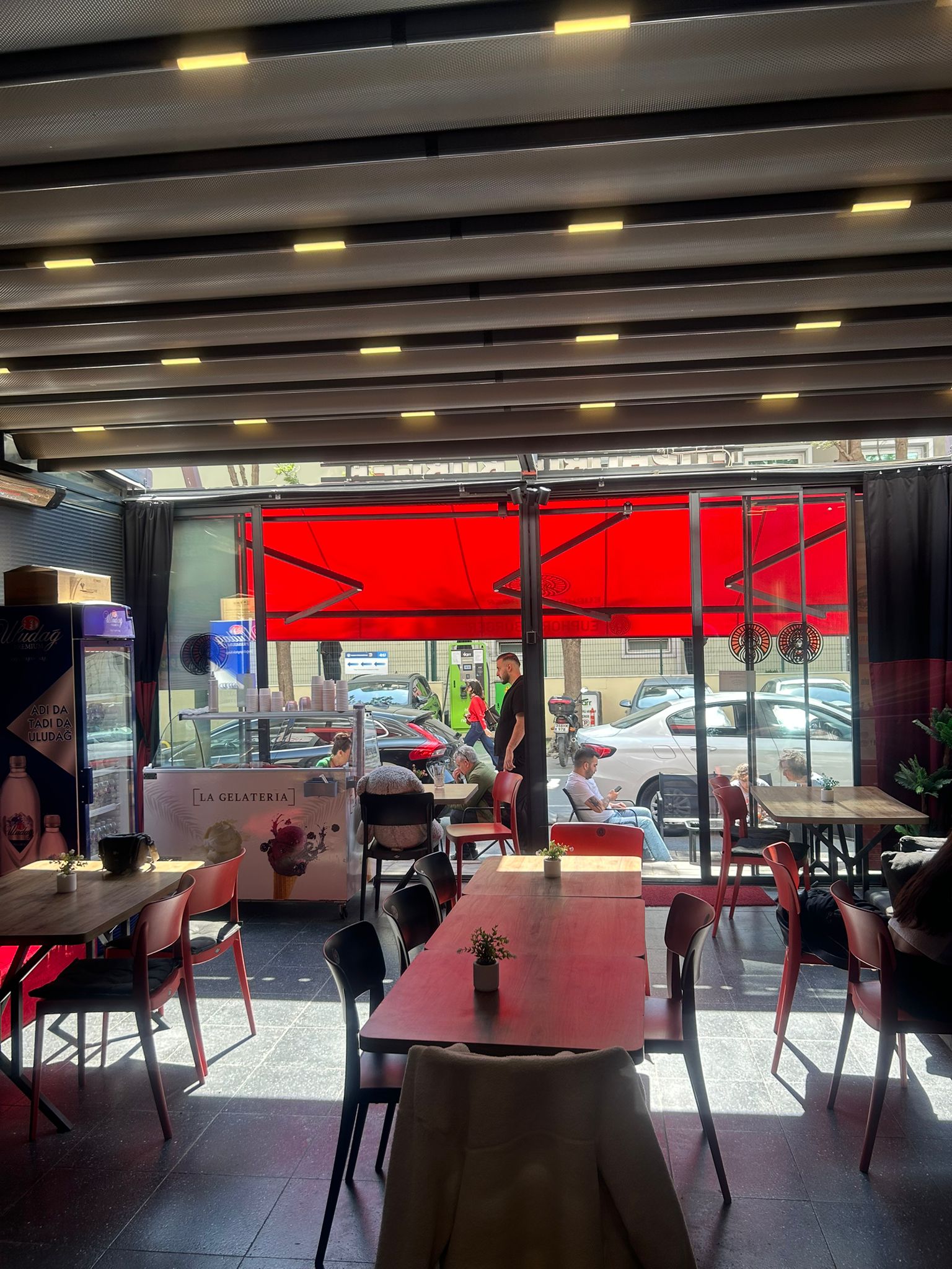 BORNOVA YAŞAR ÜNİ. C KAPI DEVREN BURGER & COFFEE | EUPHORİA - Görsel 6